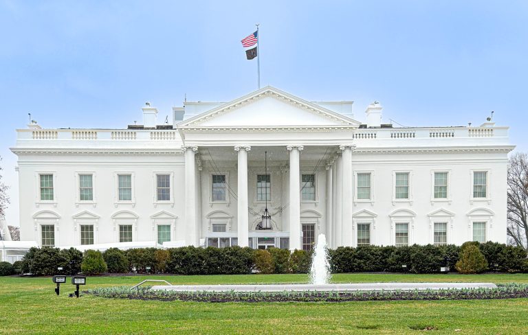 A picture of the White House in Washington DC